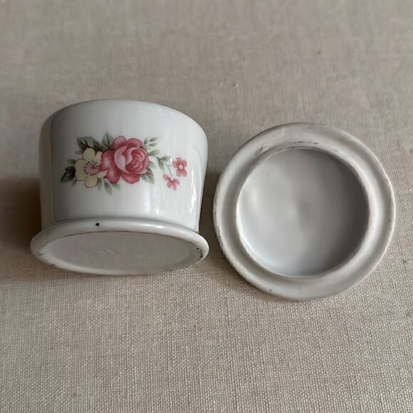 Vintage Gift Co. Porcelain Stamp dispenser roses pattern - Picture 5 of 6